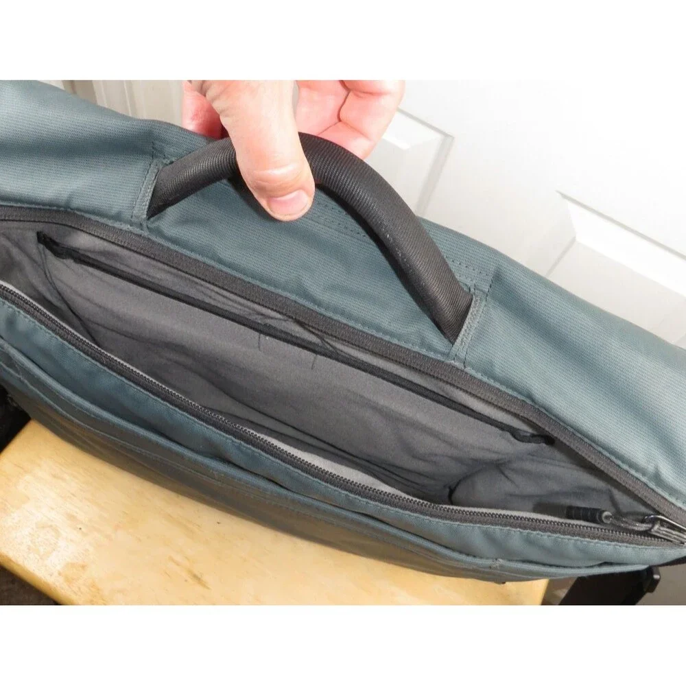 Timbuk2 Command Messenger Laptop Bag Gray/Black Crossbody Strap Large